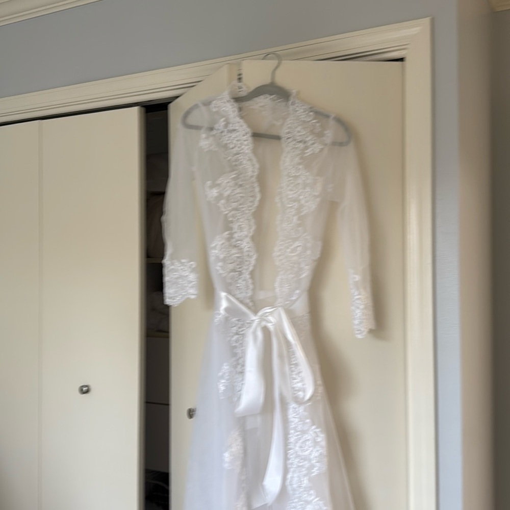 Lace bridal robe with train